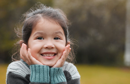 Cara asiática y niña en el parque con juegos al aire libre para el crecimiento fondo borroso y relajarse en el jardín niño y feliz por aventura divertida con sonrisa de desarrollo y naturaleza en Singapur