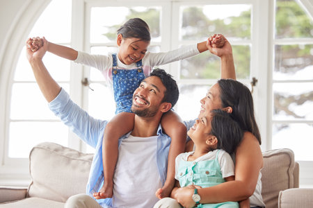 Padres, hijos y felices en casa con juegos divertidos de unión y apoyo con amor, seguridad y pareja familiar emocionada y jugando con su hija sobre los hombros en la sala de estar para cuidado y actividad