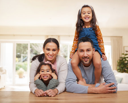 Padres de familia felices y niñas con retrato en casa para brindar apoyo y seguridad con confianza a las personas y niños y relajarse en la sala de estar con abrazo de confianza y abrazos con amor en casa Foto de archivo