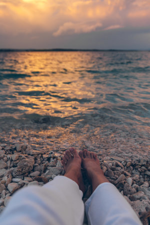 mulher, deitada, praia, olhar, pôr do sol, acima, mar. Banco de Imagens