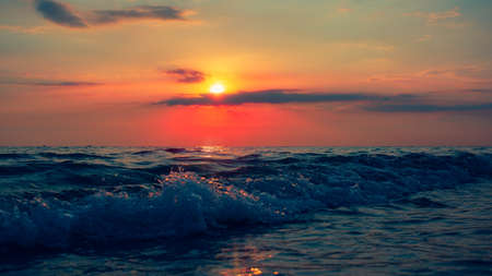 Increíble puesta de sol en la playa hermoso paisaje océano puesta de sol de verano fondo natural estilo de tono oscuro