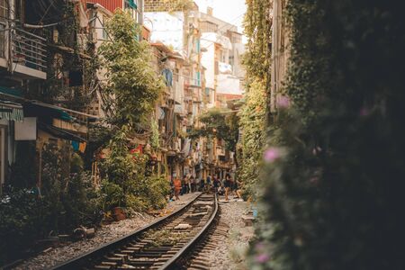 Increíble foto del hermoso, impresionante y surrealista destino turístico famoso Train Street en Hanoi, capital de Vietnam