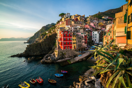 Riomaggiore delle Cinque Terre, Italia - Tradizionale villaggio di pescatori a La Spezia, situato nella costa della Liguria d'Italia. Riomaggiore è una delle cinque attrazioni turistiche delle Cinque Terre. Archivio Fotografico