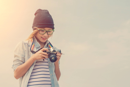 Fotografia młodej kobiety patrzącej na zdjęcie z aparatu