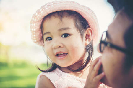 Niña abrazando el cuello de su papá, Padre jugando con su hija feliz tiempo en familia. Foto de archivo