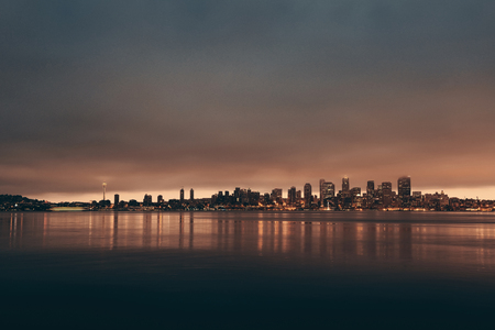 Vista do horizonte da cidade de Seattle sobre o mar com arquitetura urbana.