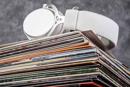 Una pila de discos de vinilo sobre un enfoque selectivo de fondo gris