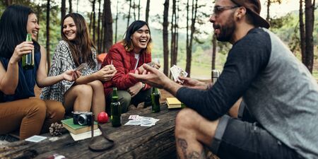 La gente que viaja Amistad Hangout destino Camping Concepto