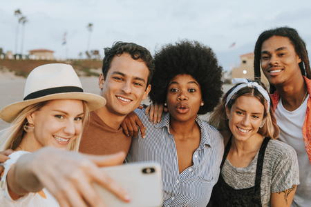 Amigos tomándose un selfie juntos