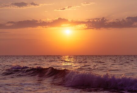 Hermosa puesta de sol sobre las olas del mar, fondo natural.