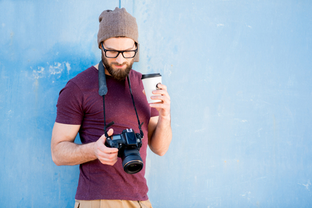 Portret fotografa na niebieskim tle Zdjęcie Seryjne