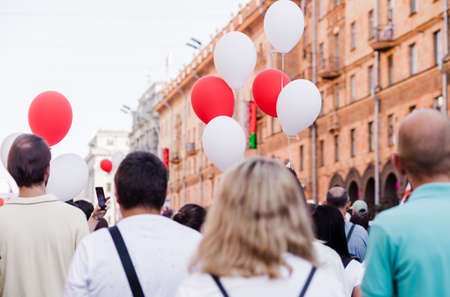 Manifestación pacífica en la ciudad. Mucha gente en la calle, los globos se elevan por encima de la multitud. foto horizontal