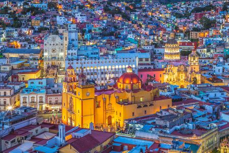 Vista aérea de guanajuato con catedral en méxico