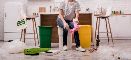 Niña clasificando basura en la cocina. Concepto de reciclaje. concepto de cero residuos