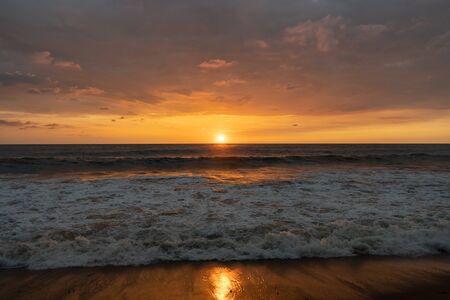 Increíble puesta de sol con vista al mar. Panorama de la hermosa puesta de sol sobre el océano.