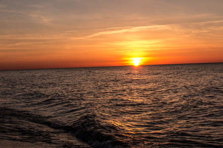 Puesta de sol en la playa del mar Báltico en Jastrzebia Gora en Polonia en el mes de mayo Foto de archivo