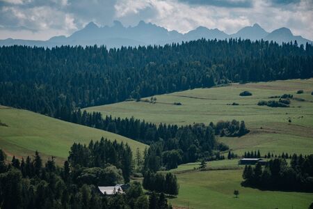Weide landschap met blauwe lucht concept. Tatra, grens van Polen en Slowakije