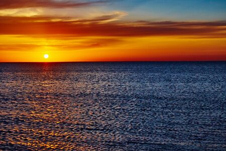 Puesta de sol sobre el océano. puesta de sol en la costa del mar Foto de archivo