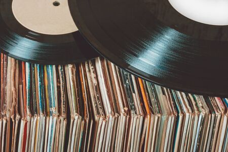 Pila de viejos discos de vinilo