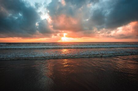 Colorido amanecer en el Océano Índico en Angels Bay, Kenia Foto de archivo