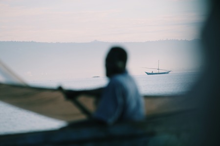 Afrikaanse mannen zitten in de boot, mannen werken, vissen, zaken doen met lokale mensen in Afrika.