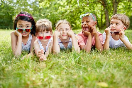 Niños interraciales como amigos que muestran frialdad y usan lentes de sol