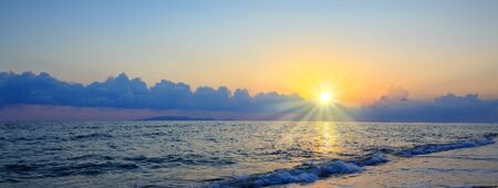 Hermoso amanecer en la playa griega.