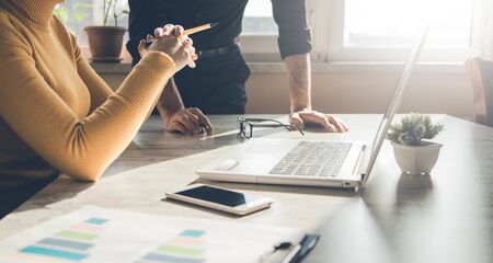 equipo de trabajo en escritorio de oficina