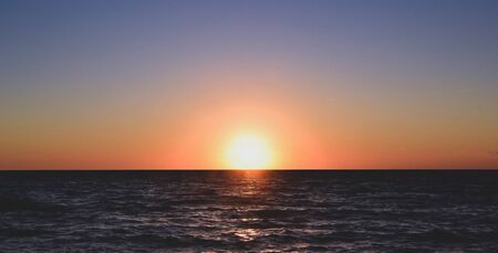 Panorama de la hermosa puesta de sol en el océano.