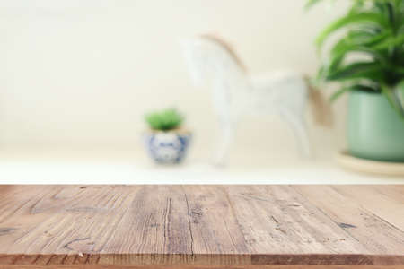 tablero de mesa vacío y fondo de escritorio de tocador de mujer vintage desenfocado. concepto de exhibición de productos Foto de archivo