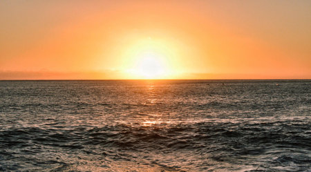 Puesta de sol sobre el mar. puesta de sol sobre el mar. puesta de sol sobre el mar. Foto de archivo