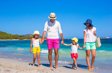 Familia feliz de cuatro durante vacaciones en la playa Foto de archivo