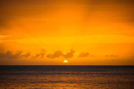 Increíble hermosa puesta de sol en una exótica playa caribeña Foto de archivo