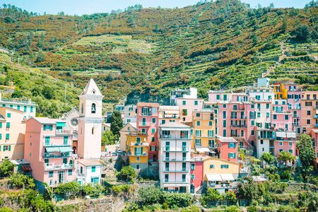 Splendida vista sul bellissimo borgo di Manarola nella Riserva delle Cinque Terre.