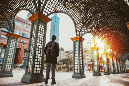 Tourist standing in Taipei city scene during sunset in Taiwan (República da China) - Taiwan Turismo