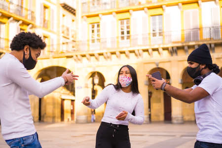 Estilo de vida, amigos latinos divirtiéndose con máscara facial. Amistades en la pandemia del coronavirus, covid-19. Distancia social, responsabilidad social, nueva normalidad