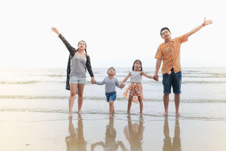 familia asiática divertirse juntos en la playa, viajar por el mar tailandia