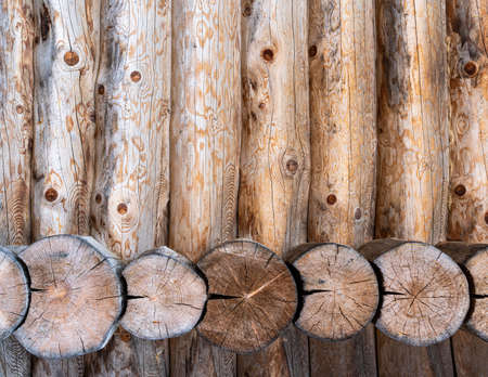 fondo de la pared de la casa de troncos. Construcción de una casa ecológica de madera a partir de materiales naturales. Patrón y textura de mampostería de madera. foto de alta calidad