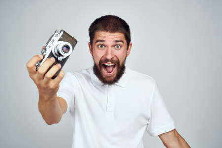 Vrolijke man met een camera in zijn handen. Stockfoto
