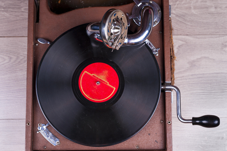 Viejo jugador de gramófono con disco de vinilo. op vista Copia espacio para texto