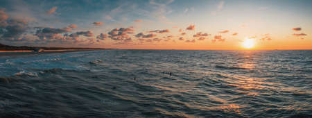 Una foto panorámica de la hermosa puesta de sol sobre el océano capturada en Domburg, Países Bajos