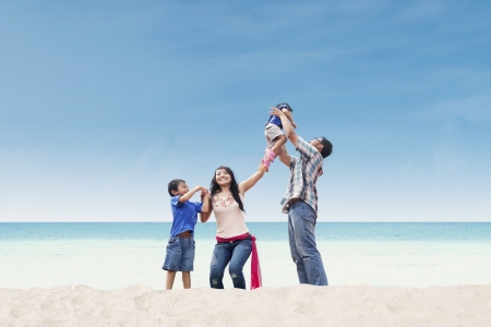 Familia en la playa de arena blanca, Australia Foto de archivo