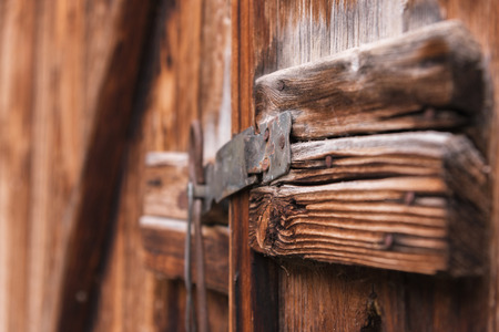 viejo bloqueo simple en una puerta de madera cerrada con un pestillo de metal pestillo rústico en una puerta vieja de madera Foto de archivo