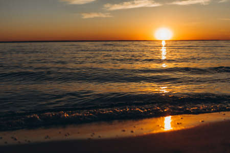 mar calma puesta de sol en la playa sol rojo en el horizonte Foto de archivo