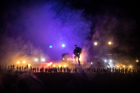 Decoración de obras de arte creativas - concepto de guerra rusa en ucrania. multitud mirando la explosión gigante y la silueta de una persona gigante. enfoque selectivo