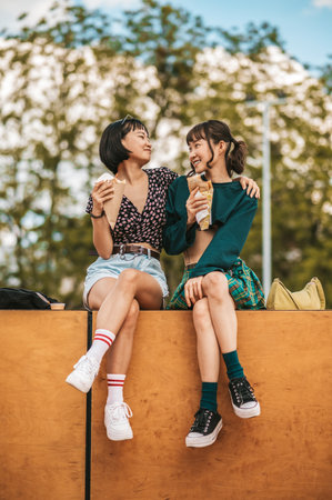 Hermosas chicas jóvenes pasando el fin de semana juntas y luciendo felices Foto de archivo