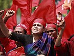 1.5.2013: Seit dem Einsturz eines achtstöckigen Fabriksgebäudes nahe Dhaka vor einer Woche wurden mehr als 400 Todesopfer geborgen. Wütende Textilarbeiter forderten die strengste Strafe für die Verantwortlichen und die Einhaltung von Sicherheitsbestimmungen. - APAweb /  EPA - Abdullah