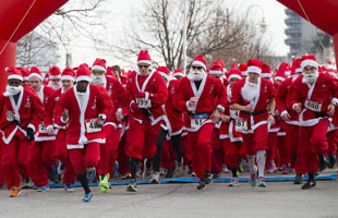 加拿大举办圣诞老人长跑赛