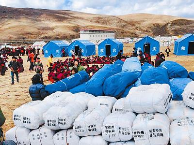康定地震：瓦泽乡居民家门口搭起帐篷