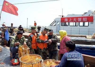 东营“海上大篷船”服务渔民生产